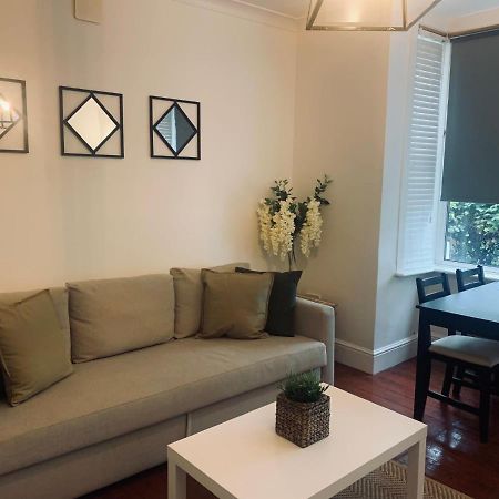 Unique 2 Bedroom Apartment In London/ Excel / Olympic City Close To Central Line Tube Station With Gated Parking Space 외부 사진