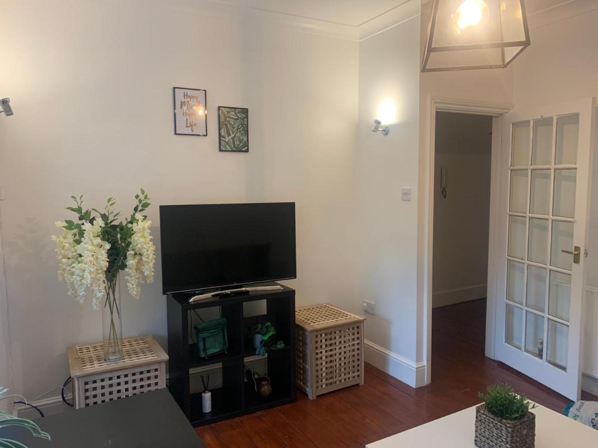 Unique 2 Bedroom Apartment In London/ Excel / Olympic City Close To Central Line Tube Station With Gated Parking Space 외부 사진