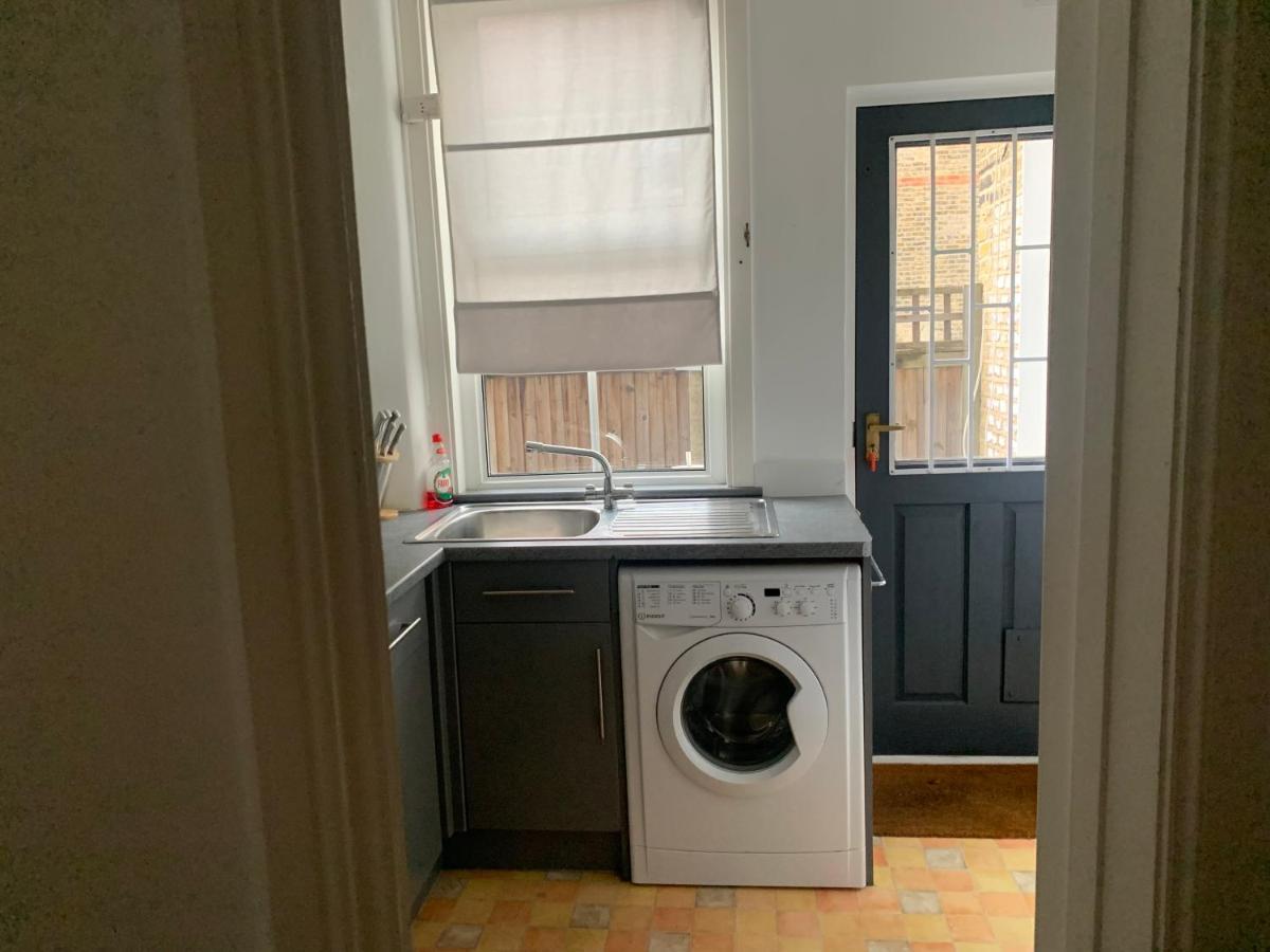 Unique 2 Bedroom Apartment In London/ Excel / Olympic City Close To Central Line Tube Station With Gated Parking Space 외부 사진